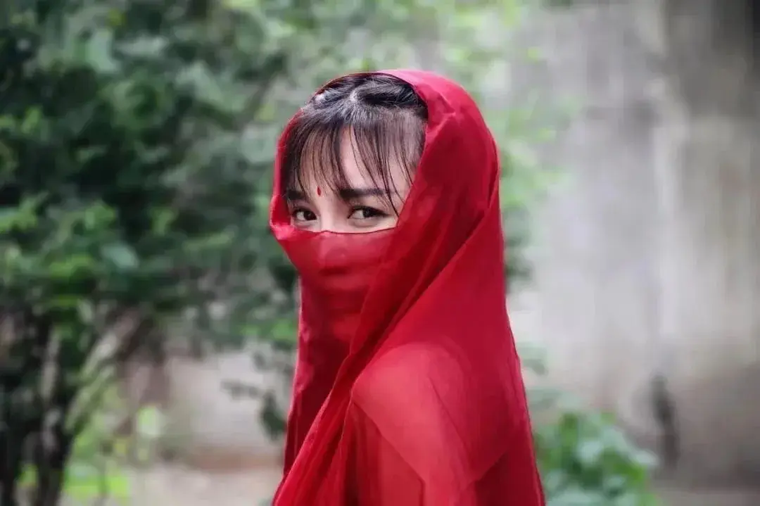 李子柒官宣新身份,消失800天回归,近照曝光,网友:这是我娃该追的网红