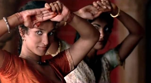 电影"kama sutra"中,玛雅和她母亲作为高级庙妓舞女精通爱经教导下的