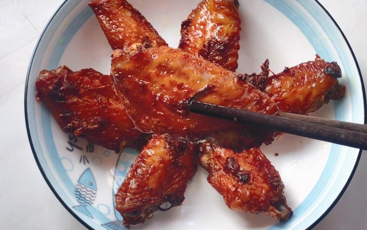 葱段,大蒜,食盐,白胡椒粉,黑胡椒粉,料酒,生抽,蚝油制作方法:1,鸡翅洗