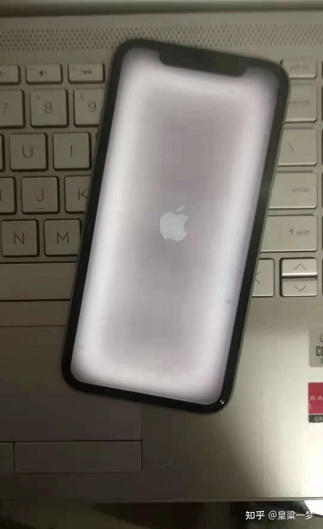 苹果11出现花屏但是过一会就好了一天出现个三四次无摔就放在桌上自己