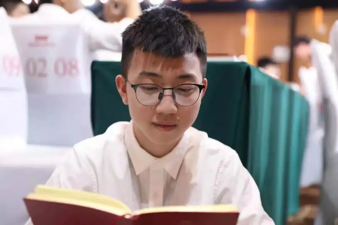 曾经,邓聪就是个熊孩子