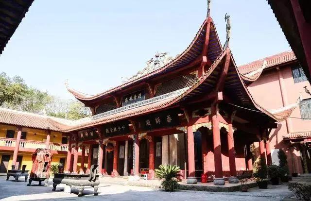 你在江北九街醉红尘我在南岸寺庙散忧愁