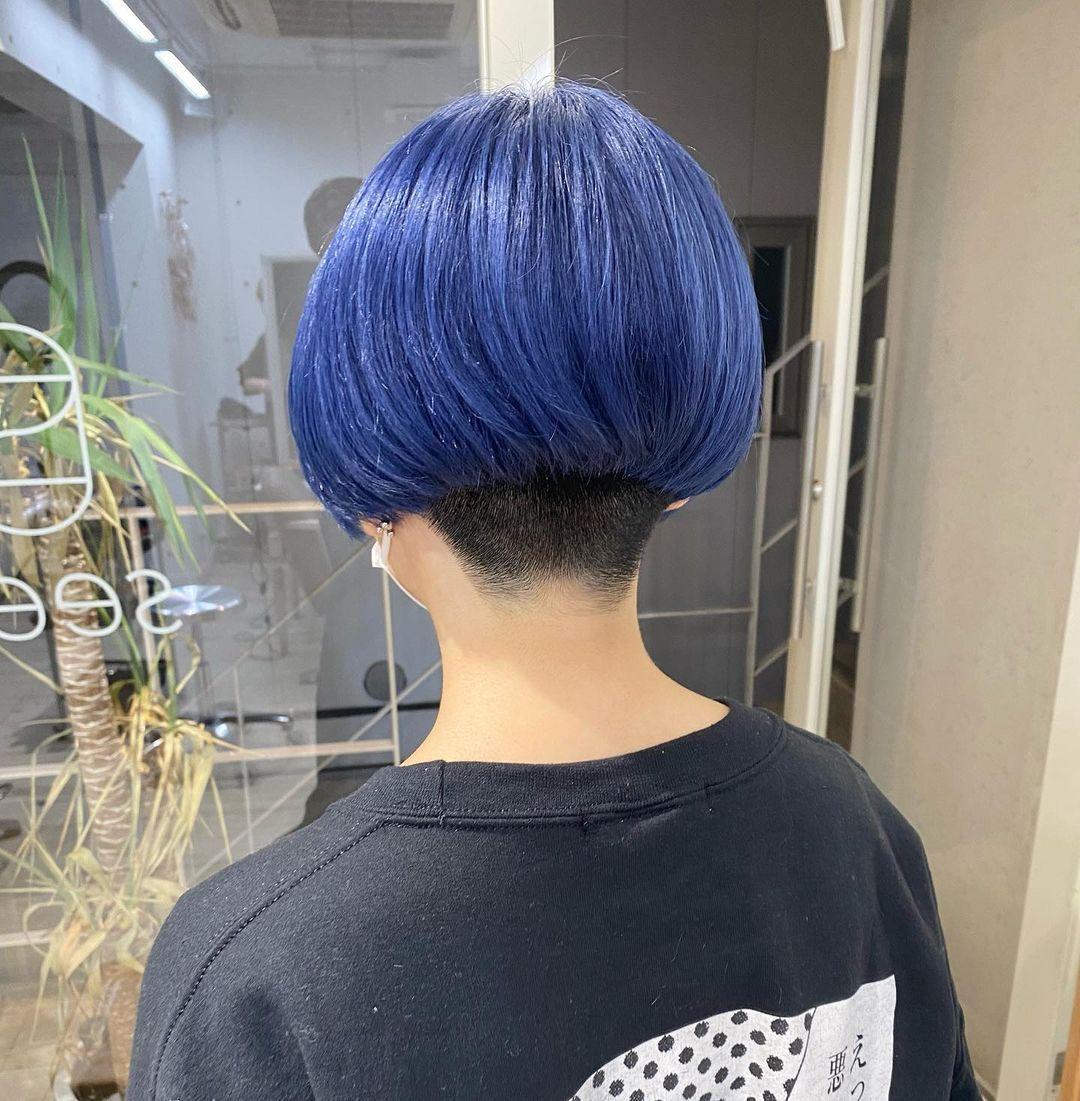 推边头也是我们常见的一种发型,就是把后脑勺以下用电推剪推上去,形成