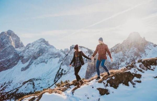照片,我们会发现,如果是拍走路的样子,我们既可以并排牵着手,挽着胳膊