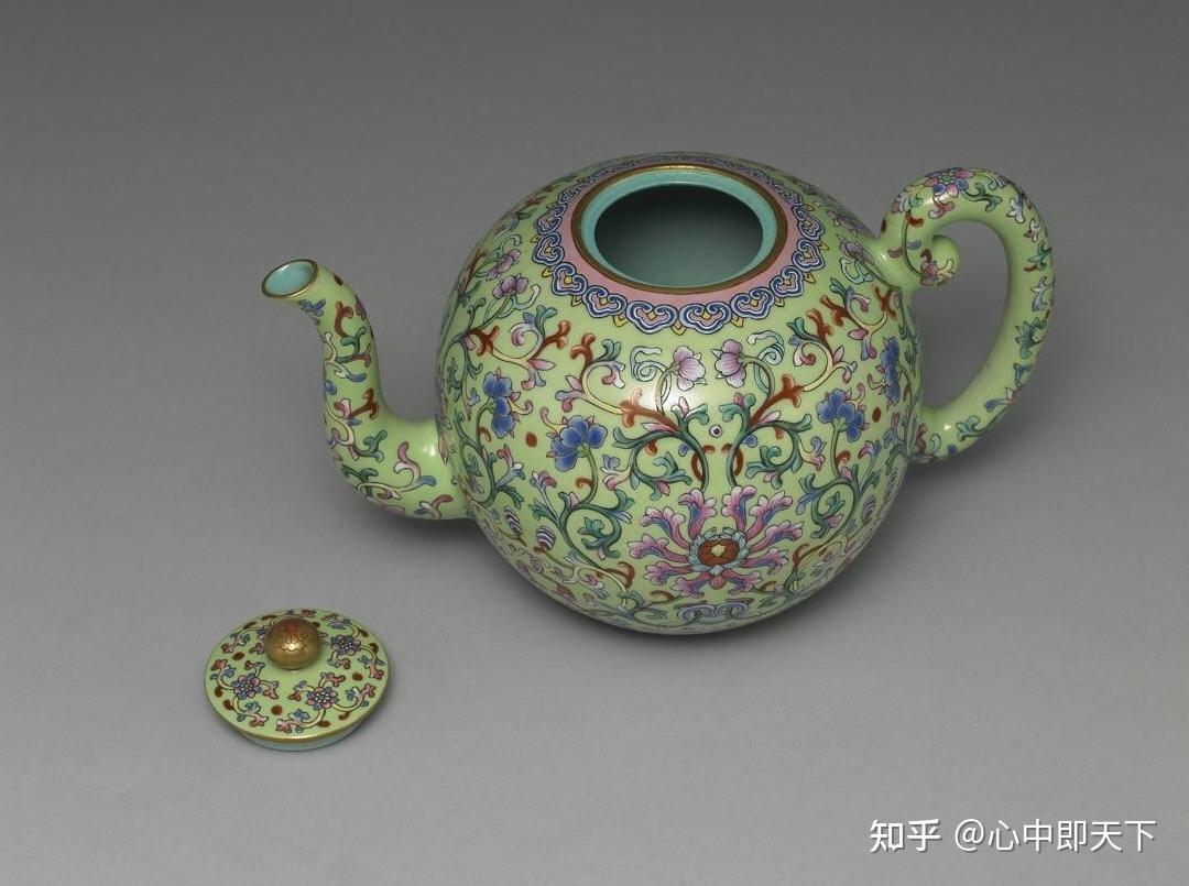 全器以粉彩描绘纹饰,盖面花纹为四朵番莲花,中间加饰变形枝叶,盖钮涂