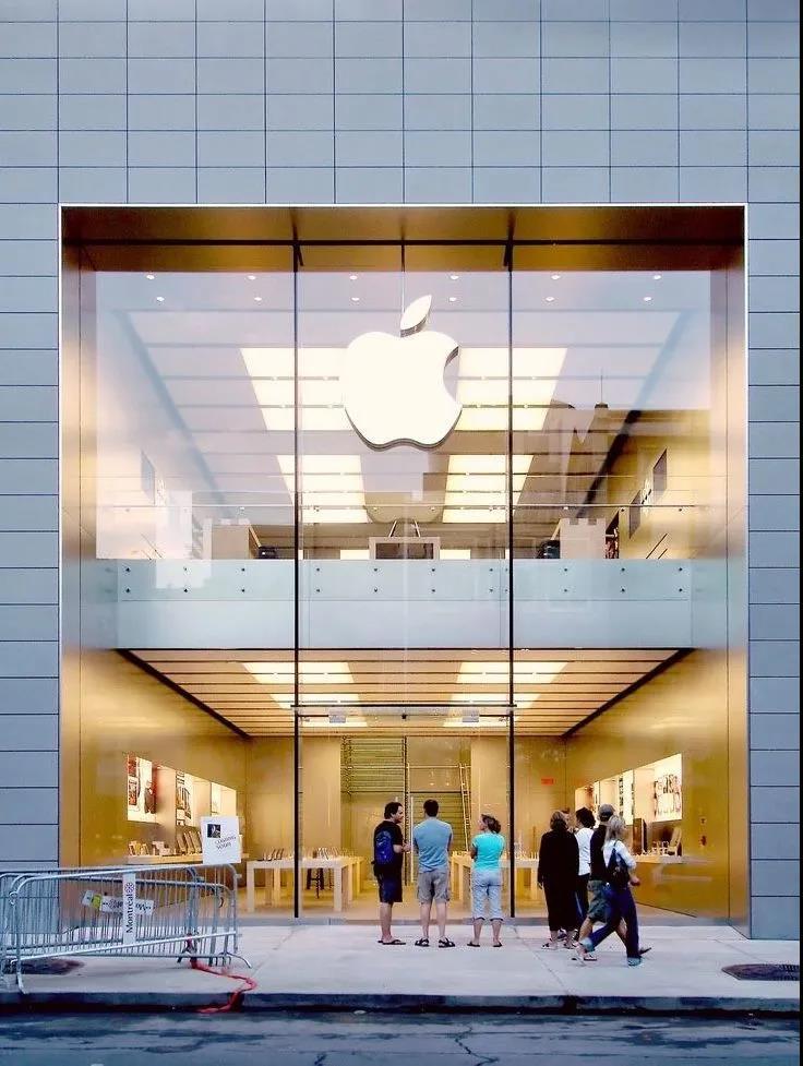 一般一个苹果店的玻璃外墙单块造价大约20万,巨型玻璃门造价超过70万