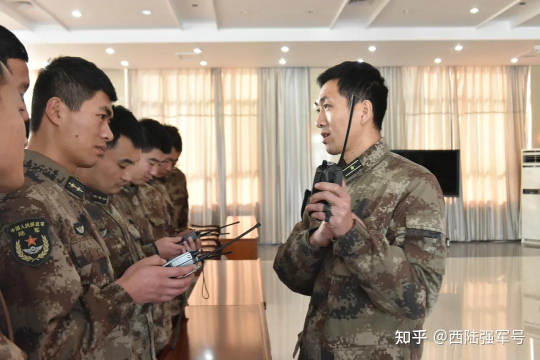 观看视频▲考核评比参训学员与基地导评骨干共同学习