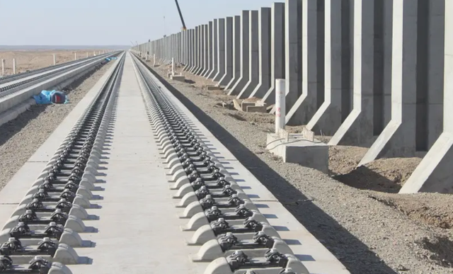 同样是铁轨,为什么火车轨道下面会铺碎石子,高铁轨道却不铺?