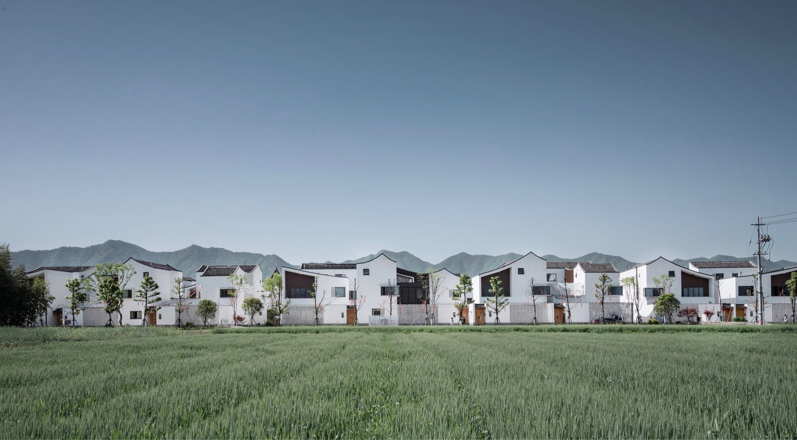 权当抛砖引玉吧,其实中国也有很多优秀的建筑摄影师,比如姚力,何震环