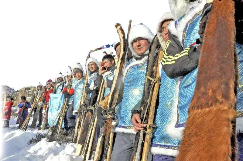 隋唐时代,多有文书记载,东北女真族手持曲棍,骑木而行;室韦族将皮毛捆