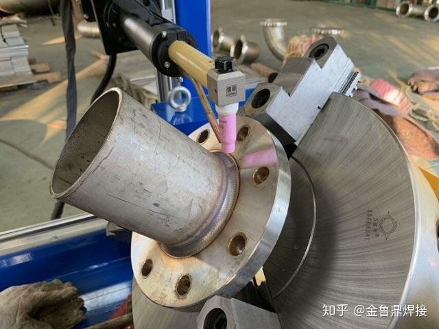 钨极氩弧焊的工作原理钨极氩弧焊是利用惰性气体(氩气)保护的一种电弧