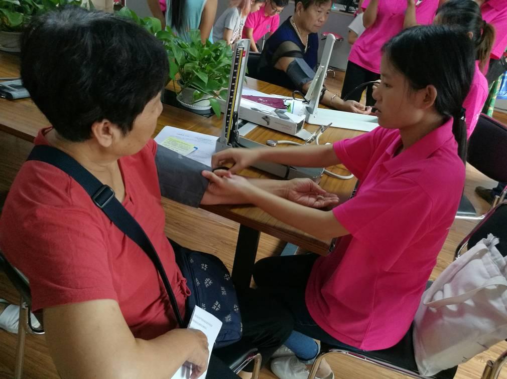 新乡医学院学子义务宣讲急救知识 教授急救技