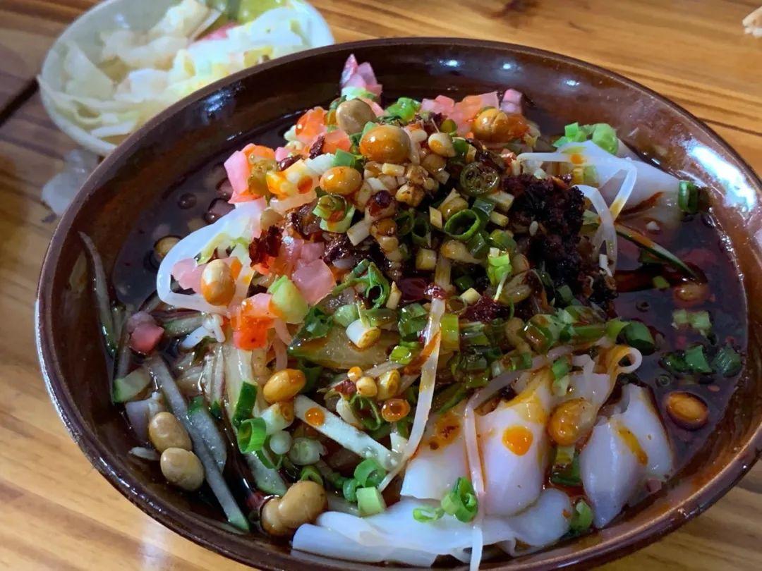 在都匀街头,林林总总的小吃和美食都会冠以一个最正宗的产地,这个产地