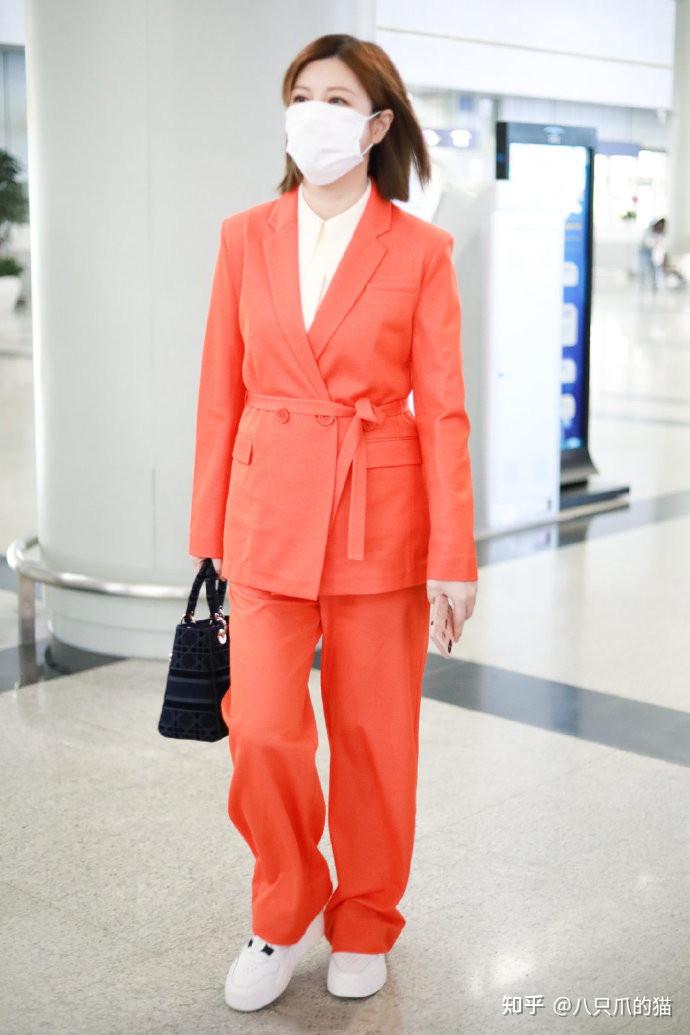 杜华走机场穿西装自带腰带却没勒出蛮腰配小白鞋老板气质不减
