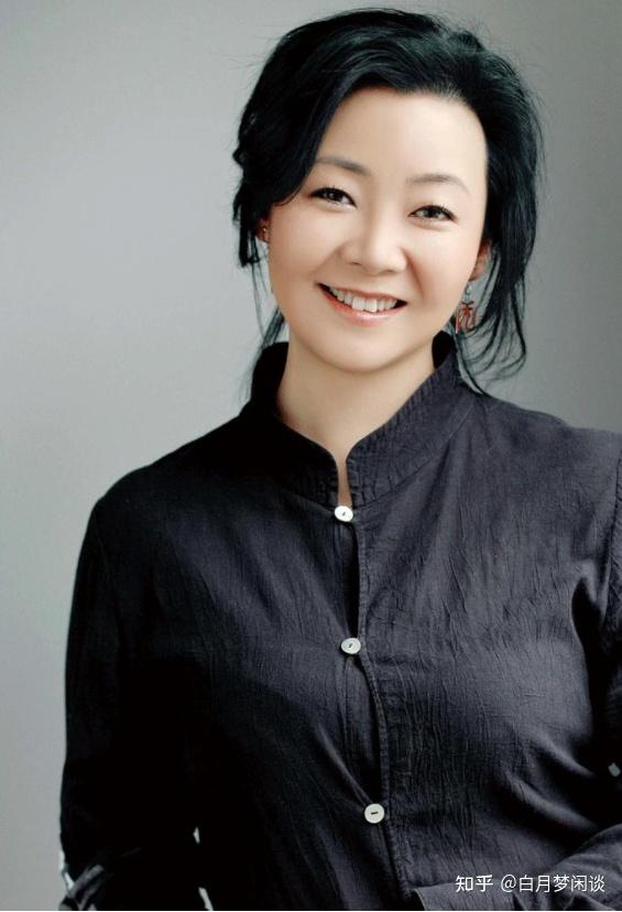 1985年,来自包头的蒙古姑娘萨日娜考上了上海戏剧学院表演系,从小就