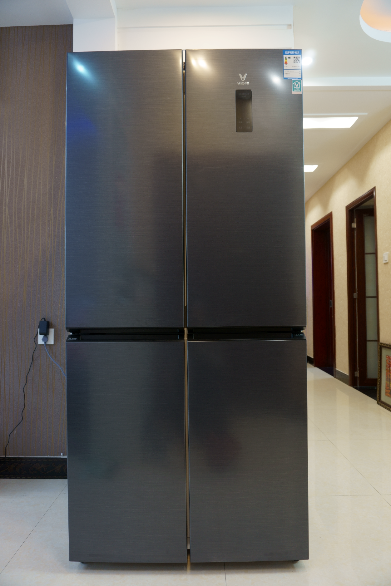 这款冰箱采用十字开门设计,正面采用的是耐刮擦耐指纹的天幕灰vcm