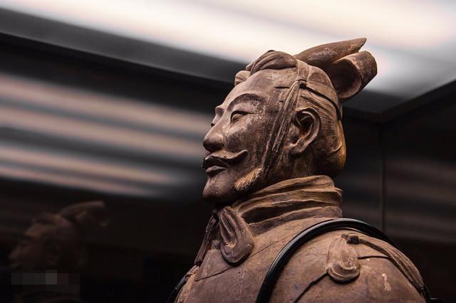 双尾鹖冠,鱼鳞铠甲,彩色花结:如何正确欣赏一尊将军俑? - 知乎