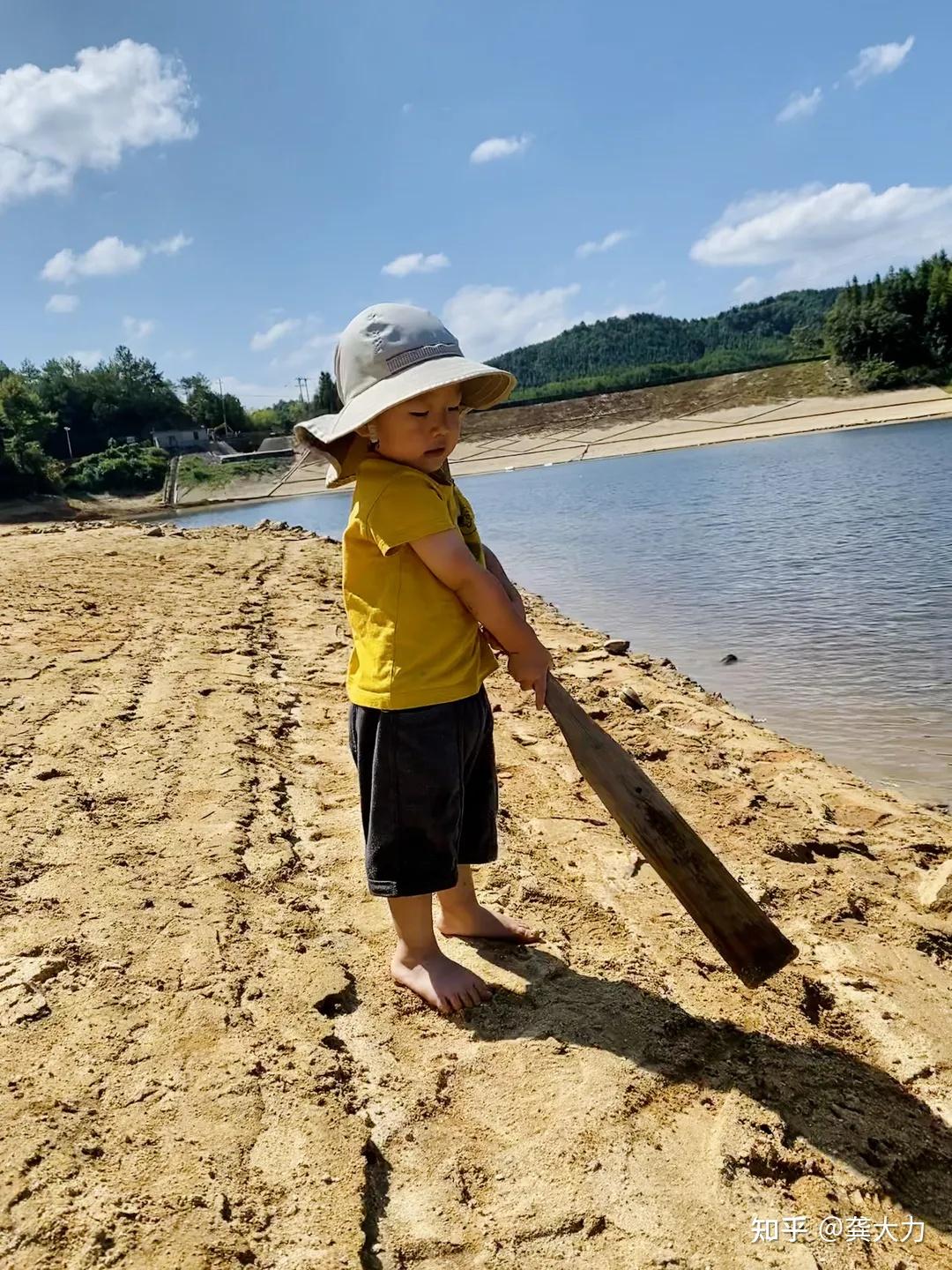 娃爹:看他光脚我难受.我:放轻松,孩子冷了自会知道