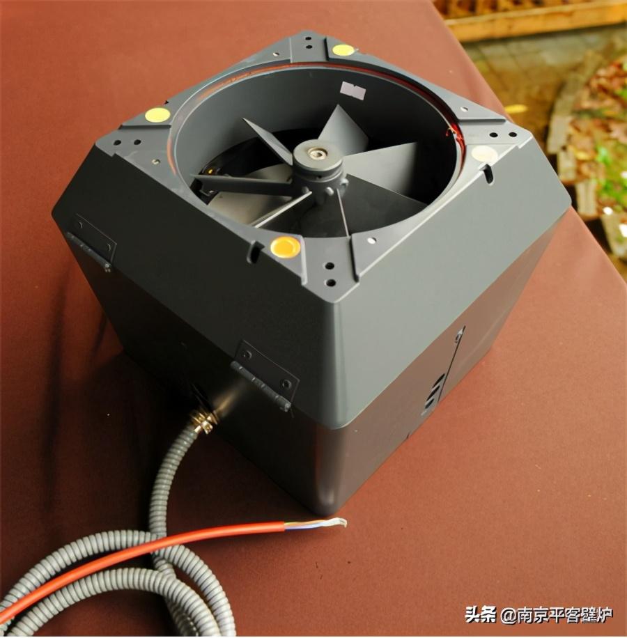所以一楼安装真火壁炉不能直接安装烟囱,而是使用壁炉专用排烟风机