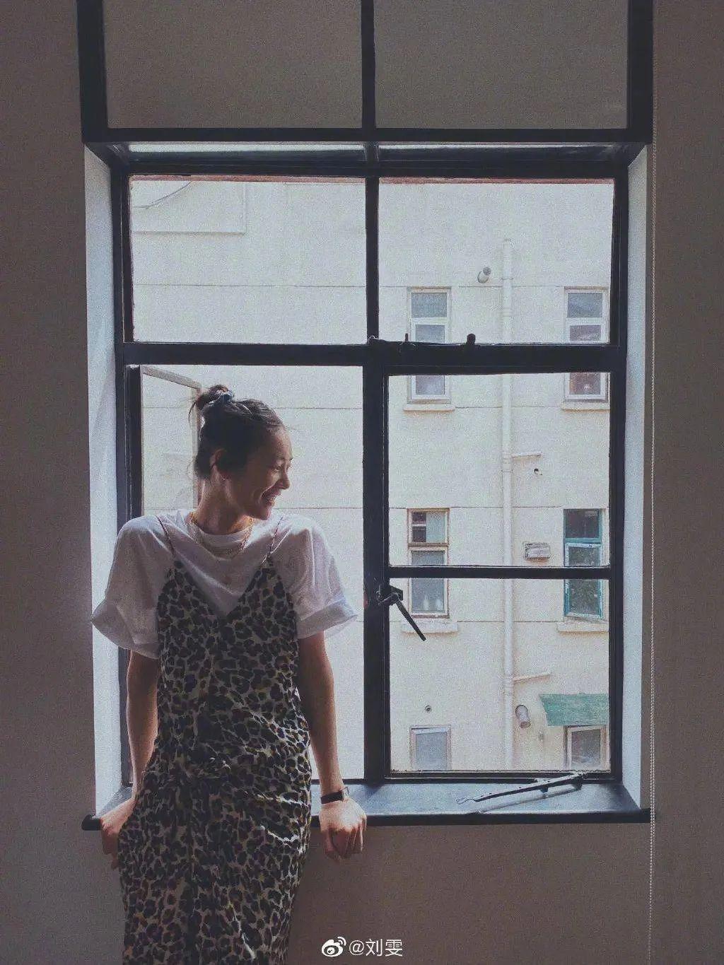 jennie扎着一颗半丸子头搭配蓝色印花t恤和蓝色吊带裙,可爱又俏皮.