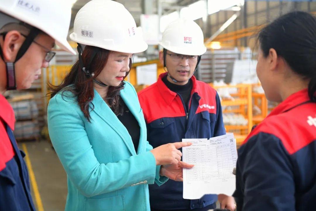 摄《社区百家宴 幸福邻里情》戚良鹏 摄《社区民警吴警官》王菊萍 摄