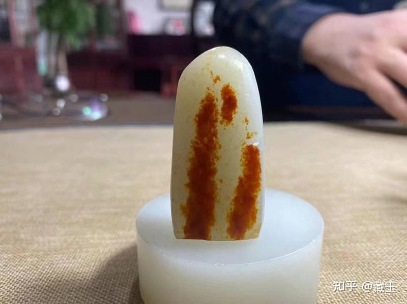 不过,不少人认为奇石籽料不应该卖天价,因为说到底它仍然是一块籽料