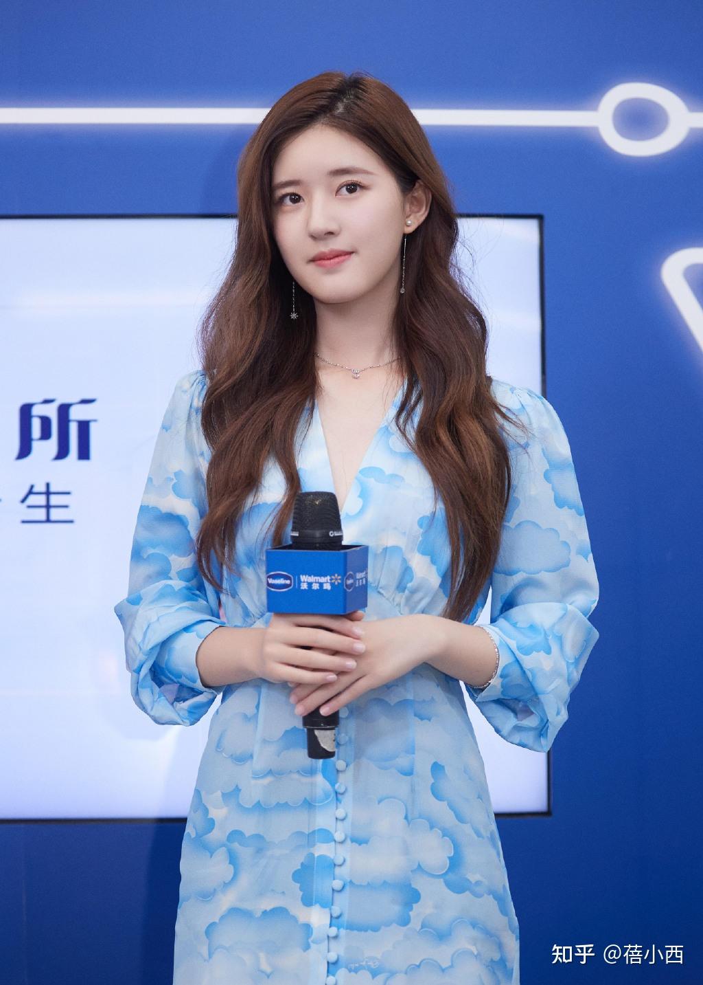 赵露思的玩水照也太美了吧穿蓝色印花裙笑起来真甜看着很心动