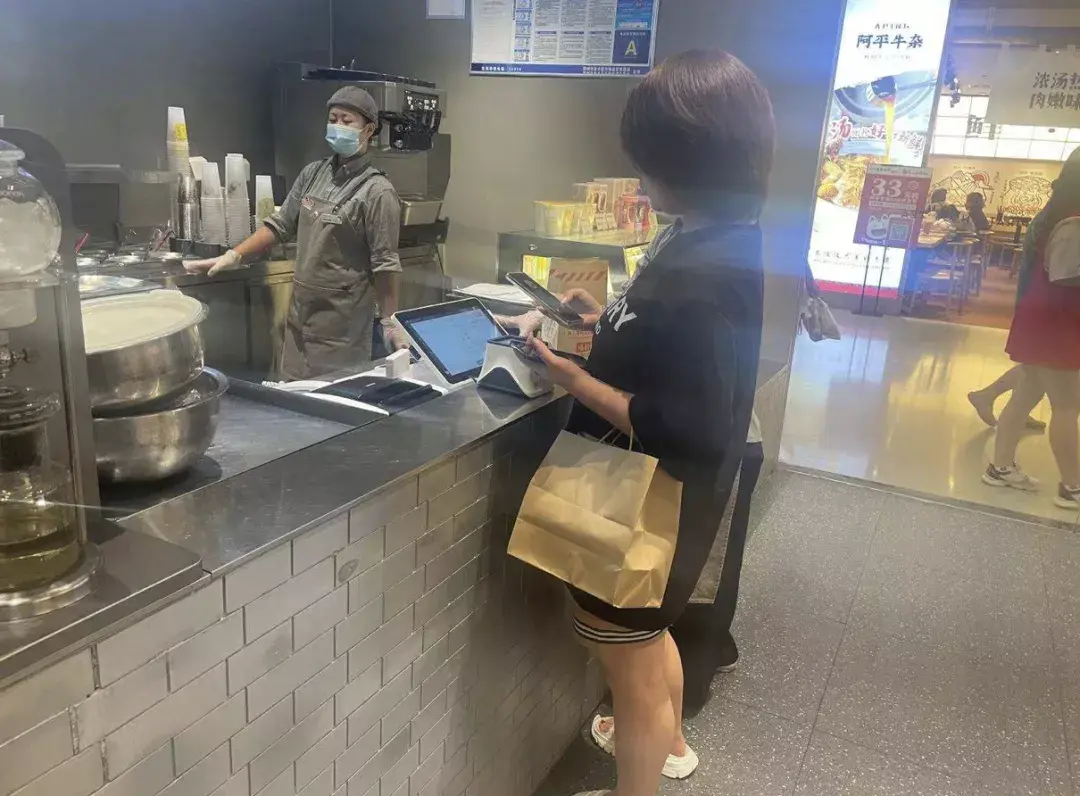 喜茶的"小动作"把收银台降低,节省一个人工