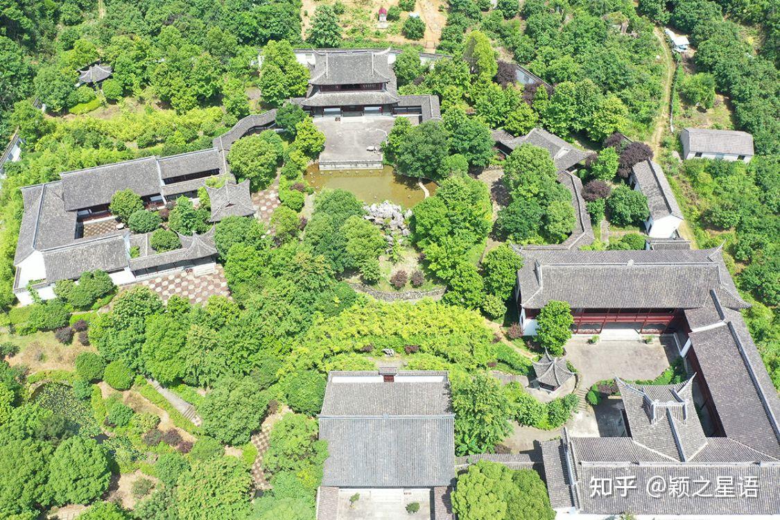 祝英台倾慕梁山伯之才华与人品,折柳代香,以蝶为证,结为兄弟.