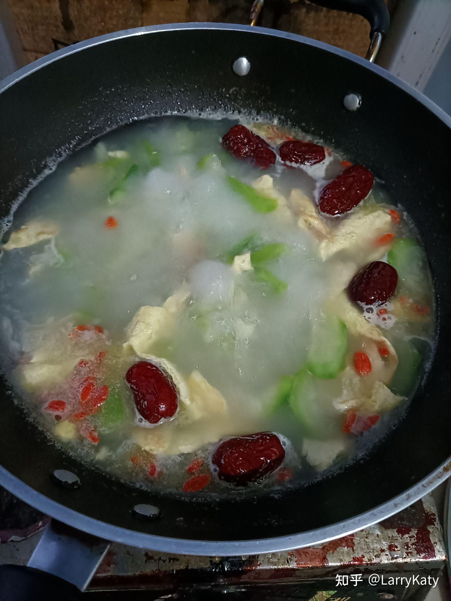 做西红柿蛋汤时，先加水就错了，少了这一步，难怪汤味淡，不好喝_汤汁