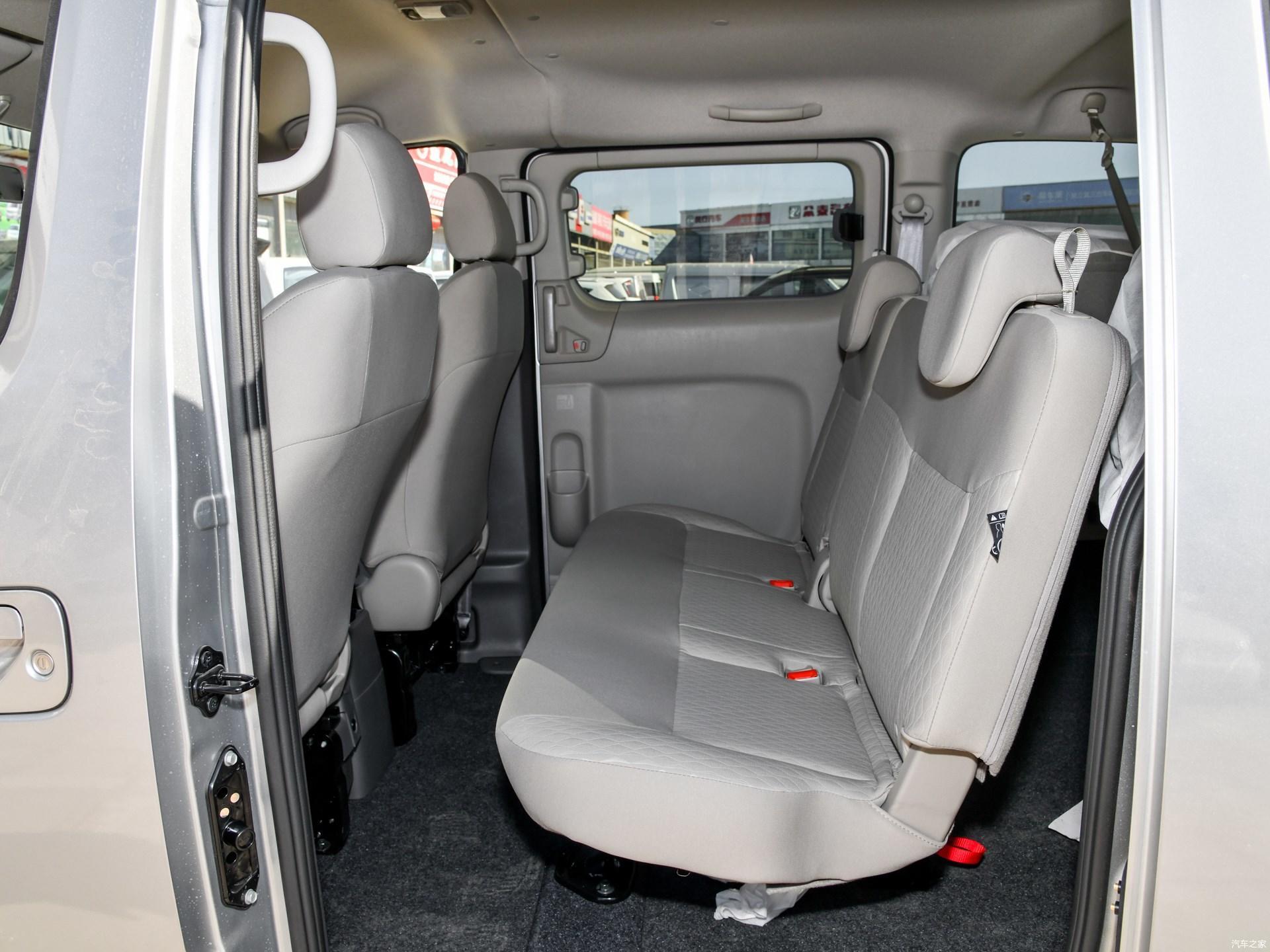 郑州日产nv200侧身线条凌厉内饰非常简单