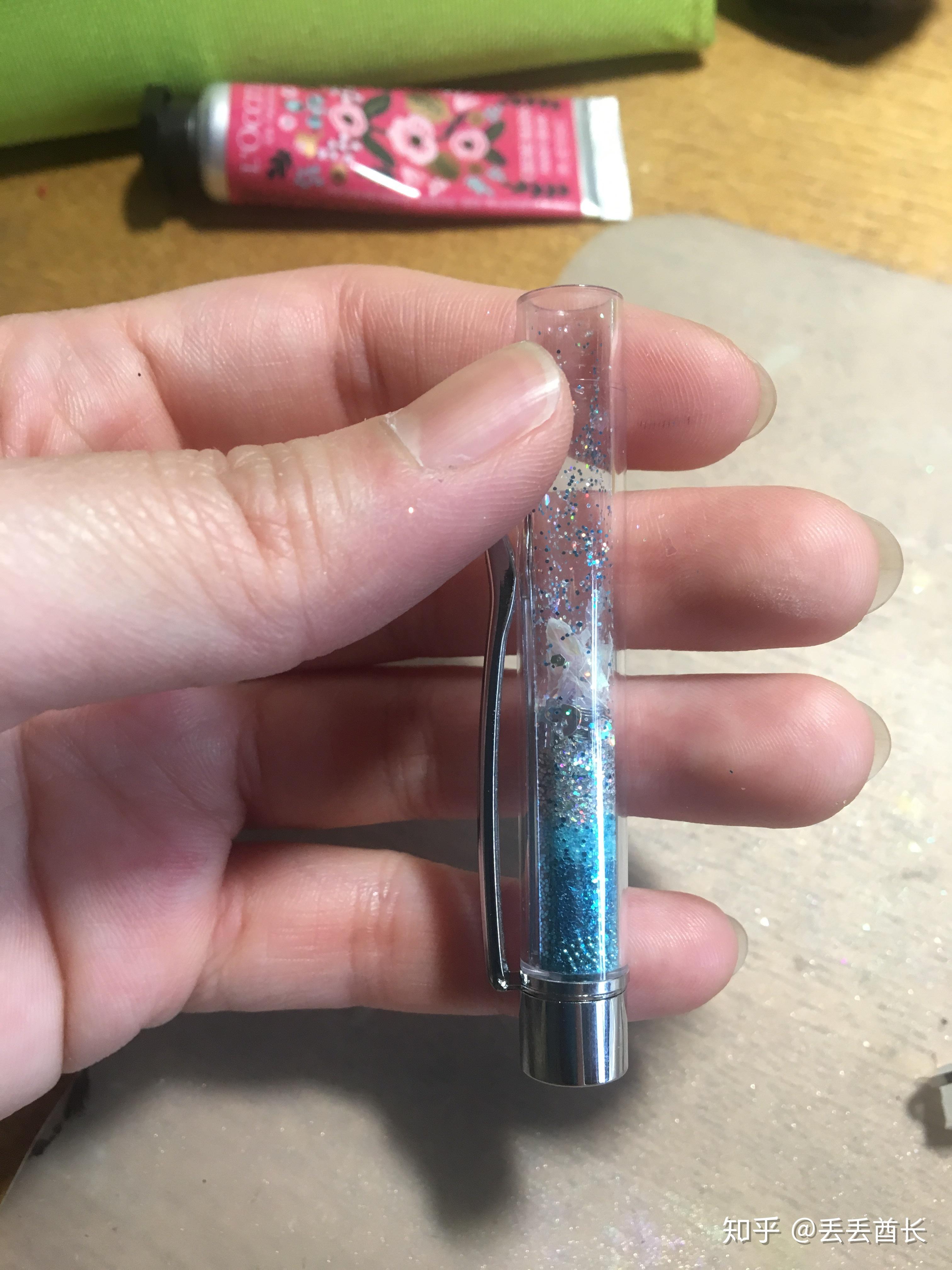 下一步就是灌流沙油,注意一边灌一边弹弹笔管,把