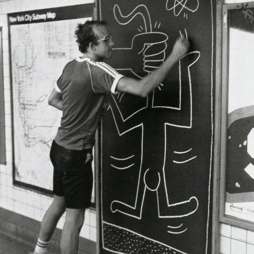 凯斯·哈林与不太街头的街头艺术:从纽约地铁站走向全世界的卡通