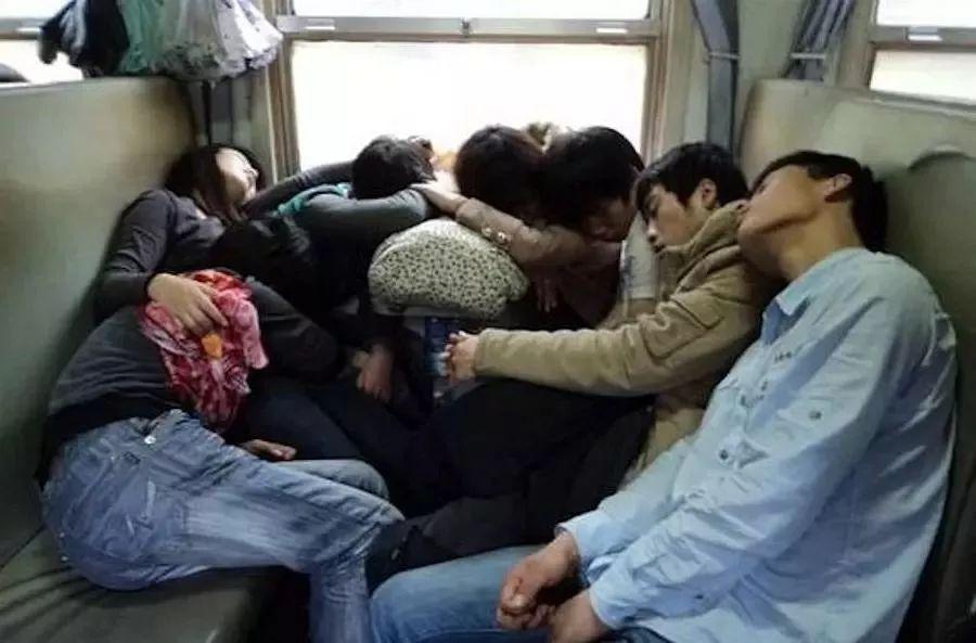 春运火车上的各种奇葩睡姿看完笑出猪叫哈哈哈哈哈哈