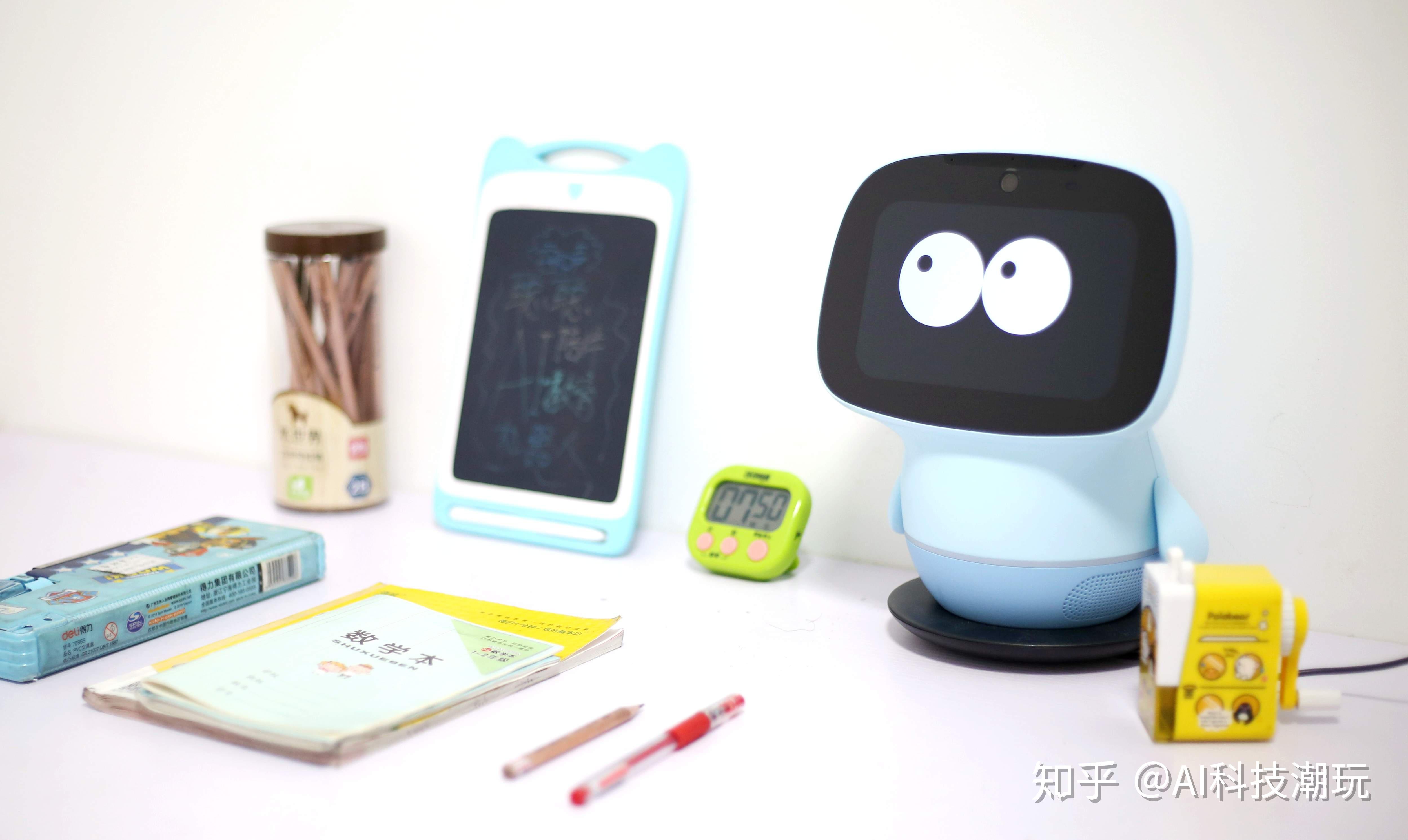 v2-3a9af6c22e22eb455fd09bc7bf72501e_b.jpg 聪聪AI陪伴教育机器人:家庭早教新选择