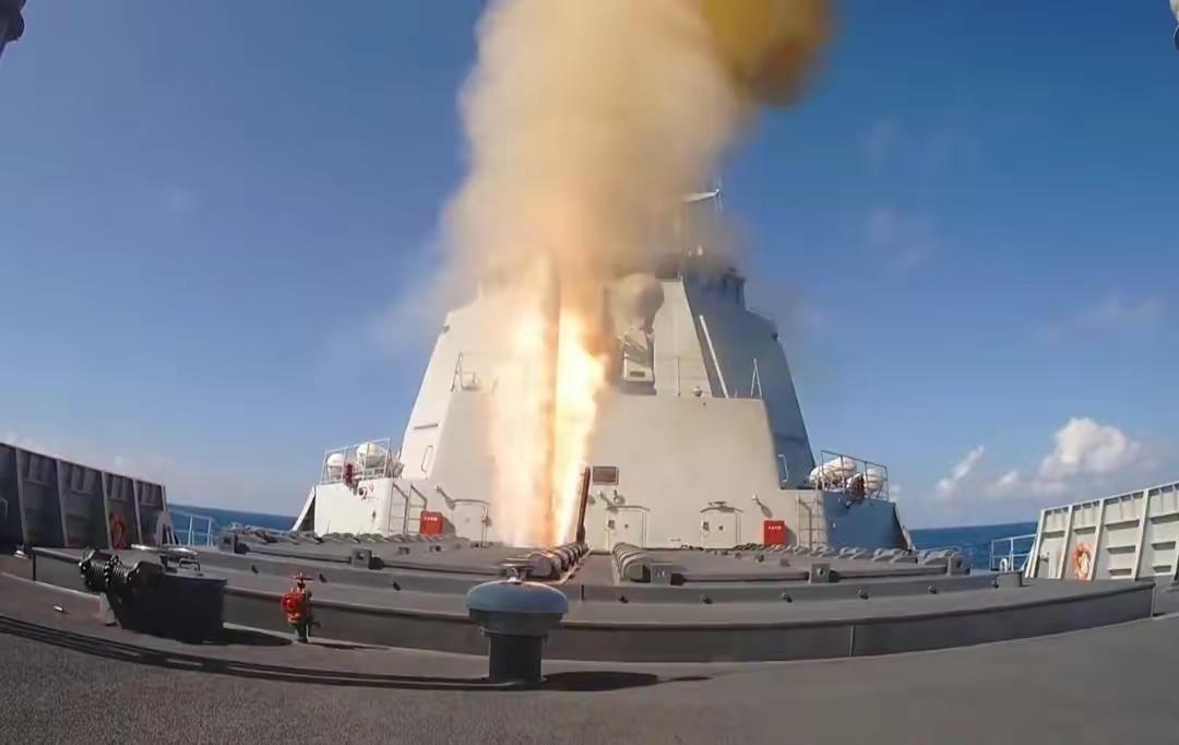 海军军事网站navalnews的总编,因此当美国把他派来参观中国的052d驱逐