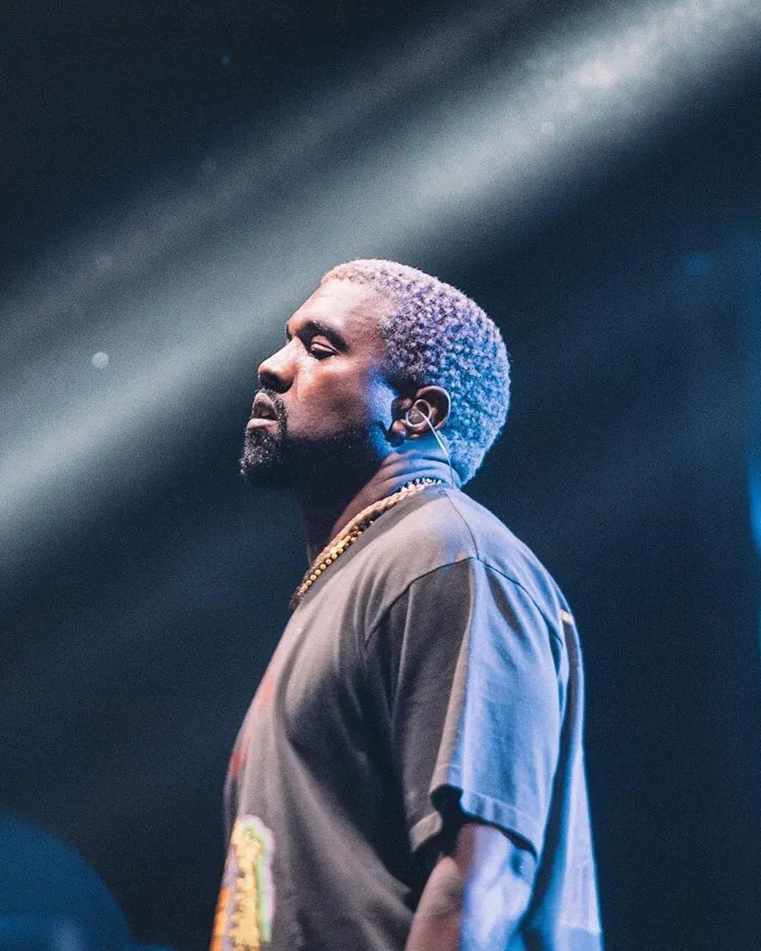 市场可以说是相当不平静,除了不少重磅鞋款发售外,狂野艺术家 kanye