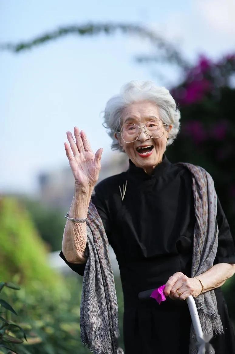 岁月不败美人瞧这位百岁奶奶穿衣优雅得体白发也时髦可爱