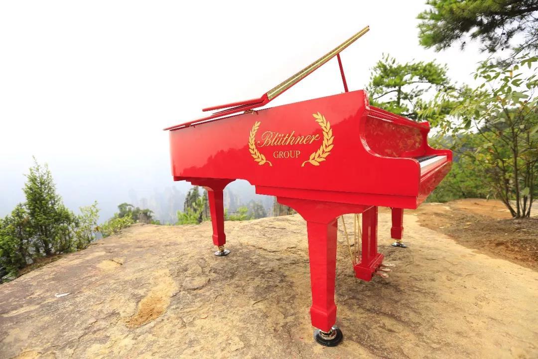 博兰斯勒欧米勒中国红定制钢琴登顶张家界黄龙天子山山顶