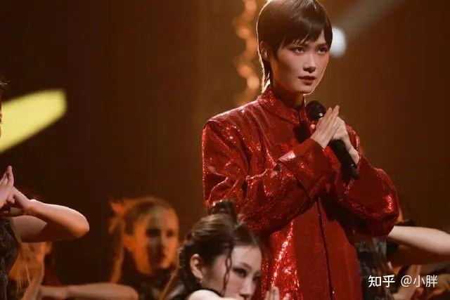 李宇春哭了演唱会遇上自己40岁生日全场万人合唱生日歌