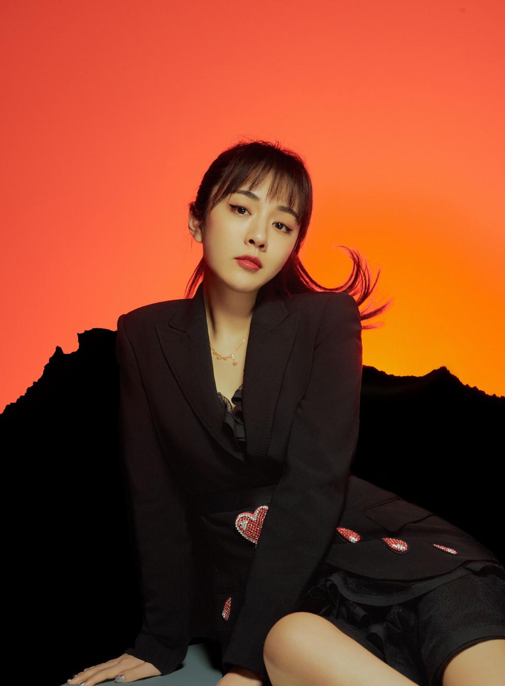 王晓晨赤脚拍照穿短裙还曲腿坐地上尽展女人的性感美