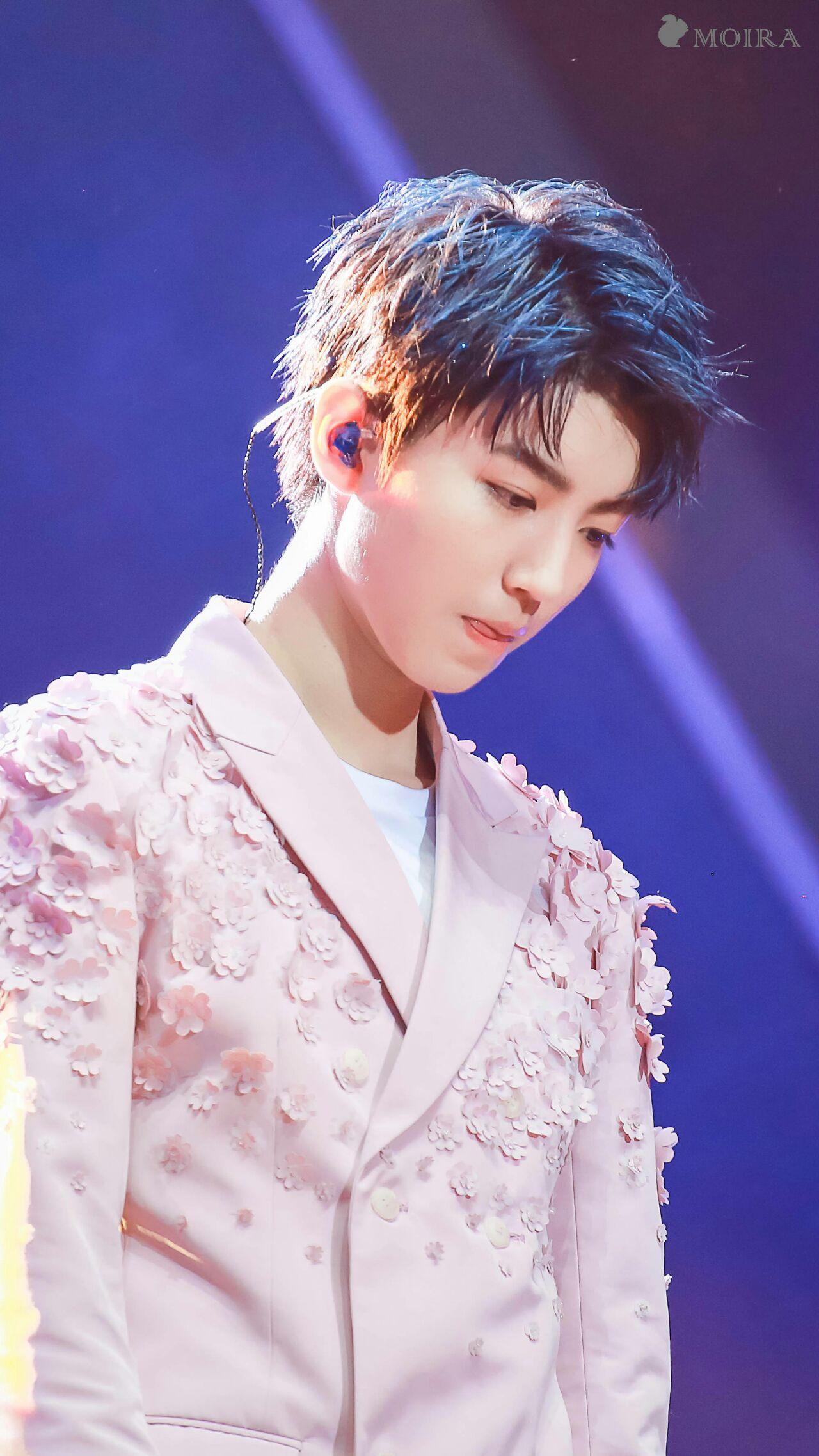 如何评价王俊凯染蓝色头发