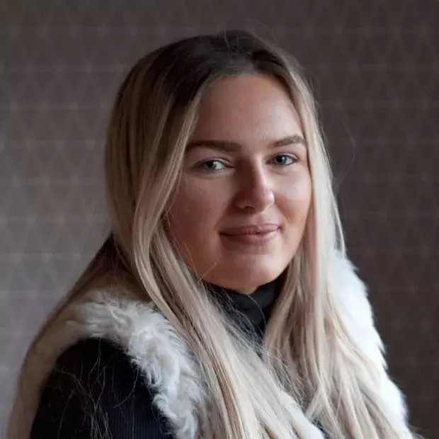 她曾是一个健康的小女孩,然而,14岁时,波莉被诊断患有霍奇金淋巴瘤.