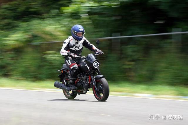 摇摆过弯摩托中的mini人物试驾aeonmy150