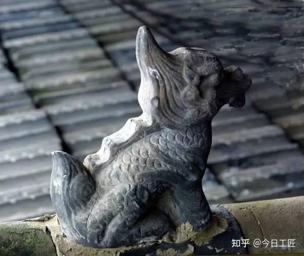 海子中有斗牛,即虬螭之类,遇阴雨作云雾,常蜿蜒道旁及金鳌玉蝬坊之上