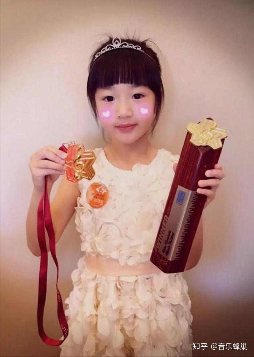 刘畊宏女儿小泡芙(刘宇芙)在节目中也为大家表演了一段钢琴才艺.