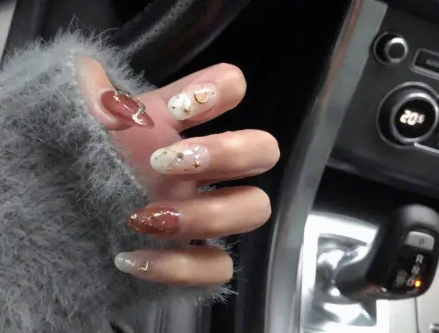 这里可能是最全的新年美甲集合了-新年美甲图片2021简单大方红色衣服