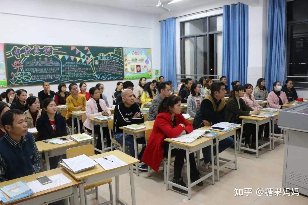 爸爸来开家长会穿着打扮太清凉老师你是来赶海的吗