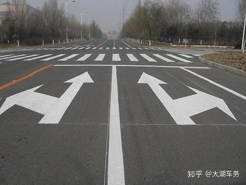 大湖车务之自驾篇遇到悬挂标牌和地面标线不一致怎么办