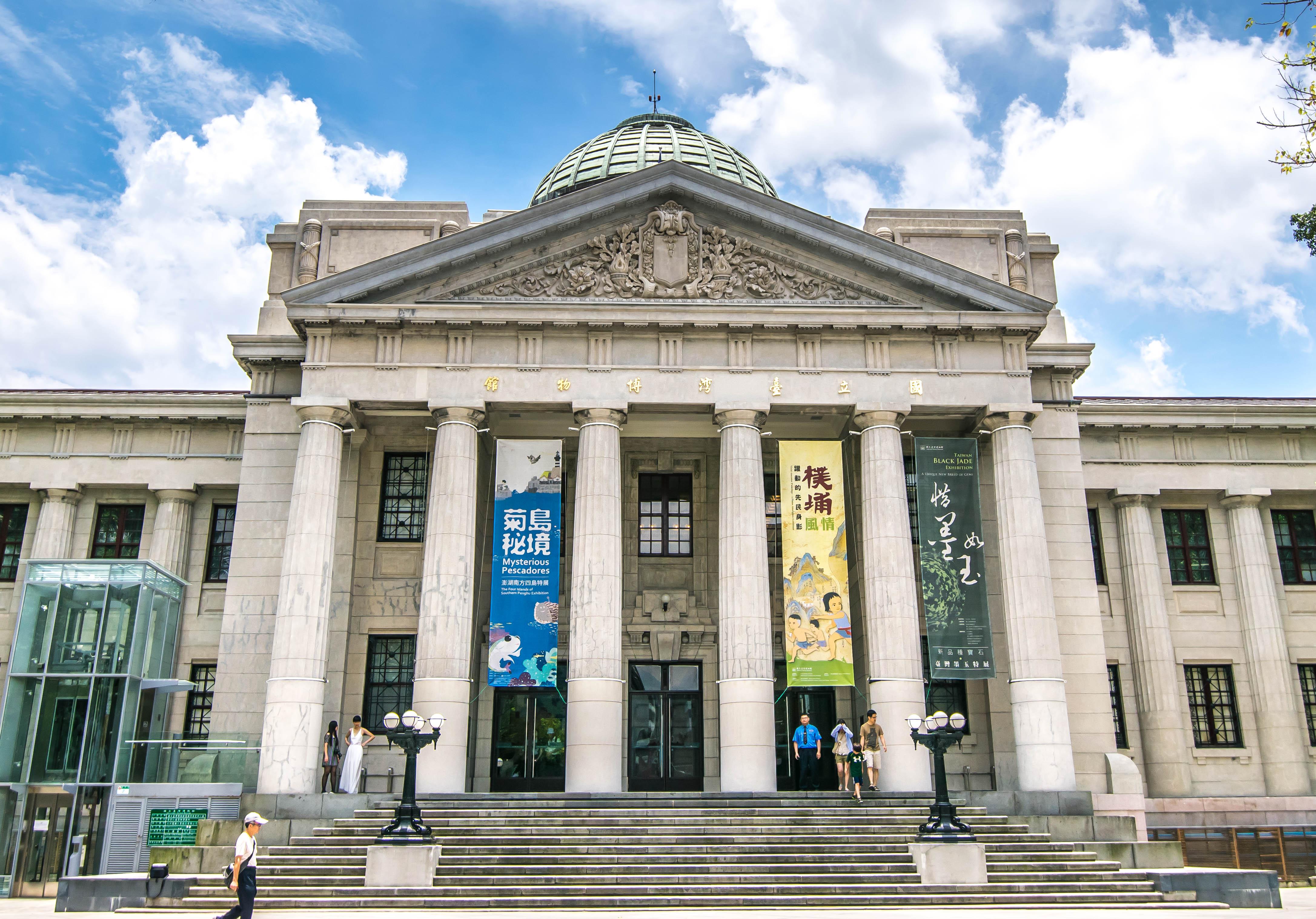 晚上非常多人去喝点啤酒烧烤聊人生,其实类似我们的烧烤摊西门红楼